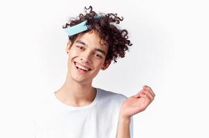 frisé gars avec peigne dans cheveux émotions amusement tondu vue photo