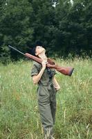 militaire femme Regardez en haut fusil à pompe Frais air la nature noir casquette photo