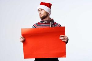 émotif homme rouge papier panneau d'affichage La publicité Noël copie-espace studio photo