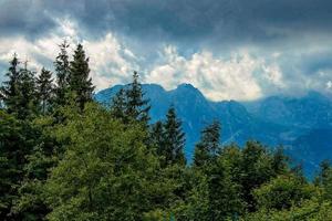 paysage de le tatra montagnes sur une chaud été nuageux vacances journée photo