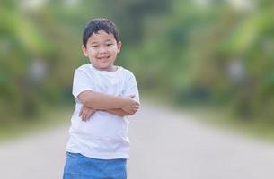 souriant enfant garçon avec coupure chemin sur flou Contexte photo
