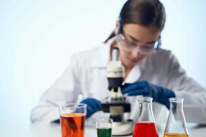 femelle laboratoire assistant chimie recherche microbiologie photo