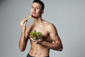 des sports gars en mangeant salade en bonne santé nourriture énergie faire des exercices isolé Contexte photo