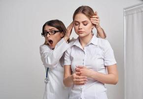 une femme dans une T-shirt venu à voir une médecin dans une médical robe photo