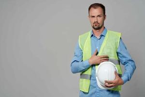 homme dans blanc casque protection travail profession isolé Contexte photo