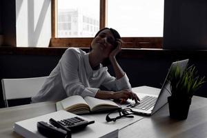 femme d'affaires à le bureau secrétaire exécutif lumière Contexte photo