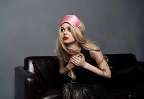 ivre blond femme avec mobile téléphone maquillage et rose sommeil masque photo