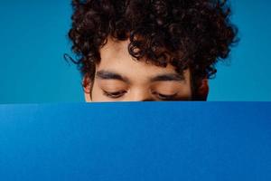 le gars avec le bleu affiche La publicité copie espace photo