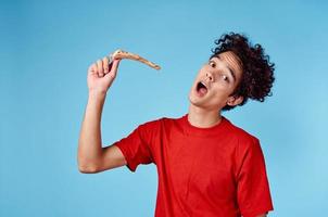 content gars avec tranche de Pizza sur bleu Contexte frisé cheveux émotions tondu vue photo