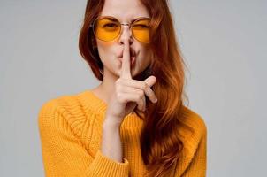 jolie femme dans Jaune chandail avec des lunettes studio mode photo