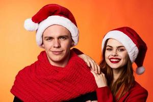 marrant homme et femme Noël Père Noël chapeau relation amicale rouge Contexte photo