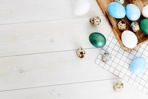Pâques église vacances peint des œufs sur tableau noir et en bois table photo