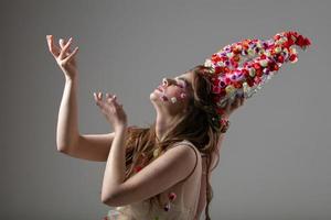 déesse lakshmi. magnifique fille modèle avec fleur cornes. malifenta. printemps fille. déesse de fleurs flore. photo