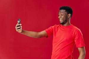 homme africain apparence avec téléphone dans mains La technologie la communication joie photo