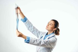 femelle médecin dans blanc manteau radiographie examen traitement photo