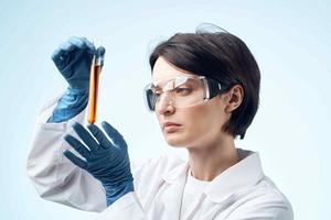 femme biologiste scientifique recherche Diagnostique la biologie science photo