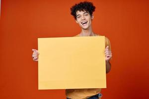 de bonne humeur gars avec frisé cheveux affiche studio tondu vue photo