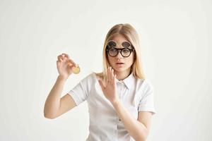 financier des lunettes de soleil bitcoin crypto-monnaie dans mains isolé Contexte photo