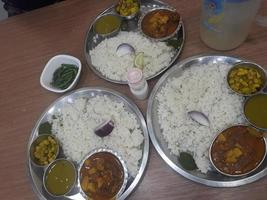 traditionnel nourriture de bangladesh est riz et curry photo