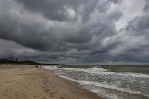 large plage sur le baltique mer dans Pologne sur une été nuageux gris du froid journée photo