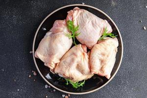 brut poulet cuisse poulet jambes Viande repas nourriture casse-croûte sur le table copie espace nourriture Contexte rustique Haut vue photo