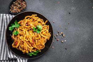 nouilles avec des légumes tomate sauce prêt à manger en bonne santé repas nourriture casse-croûte sur le table copie espace nourriture Contexte rustique Haut vue végétarien végétalien ou végétarien photo