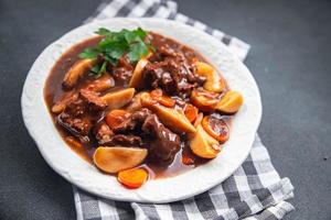 du boeuf bourguignon Viande plat avec des légumes prêt à manger en bonne santé repas nourriture casse-croûte sur le table copie espace nourriture Contexte rustique photo