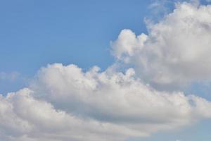 cumulus des nuages sur bleu ciel, texture Contexte photo