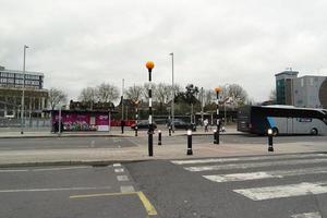 faible angle vue de luton central autobus station à principale chemin de fer station de centre ville luton ville de Angleterre génial grande-bretagne. le image a été capturé sur 01-avril-2023 sur nuageux et du froid soir photo