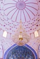 Boukhara, Ouzbékistan. décembre 2021. magnifique lustre dans le bolo maison mosquée photo