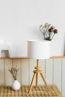 table lampe, lavande dans une blanc vase dans le décor de le vivant pièce dans une minimaliste scandinave style photo