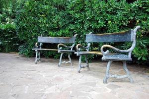 vieux bronze ancien bancs dans le parc, non gens photo