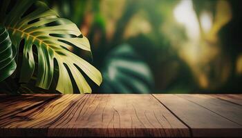 vide en bois table Haut avec une floue Contexte avec tropical les plantes Contexte photo