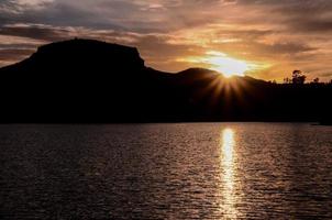 coucher de soleil sur le lac photo