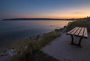 vide banc sur le plage par le mer pour relaxation photo