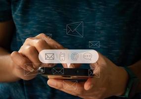 contact nous ou client soutien hotline gens connecter. homme d'affaire en utilisant une mobile et émouvant sur virtuel écran contact Icônes. photo