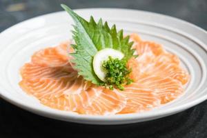 sashimi de saumon frais cru