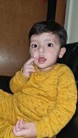 mignonne asiatique pakistanais bébé, ahmed mustafain haider est posant à maison. à l'origine il est de Pakistan mais vivre à luton Angleterre Royaume-Uni. image a été capturé sur 25-mars-2023 photo