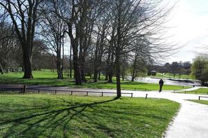 faible angle vue de local Publique parc. le image a été capturé à mise en garde Publique parc de luton ville de Angleterre Royaume-Uni pendant une du froid et nuageux soir de 25-mars-2023 photo