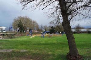 faible angle vue de local Publique parc. le image a été capturé à mise en garde Publique parc de luton ville de Angleterre Royaume-Uni pendant une du froid et nuageux soir de 25-mars-2023 photo