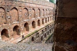 agrasen ki baoli - étape bien située au milieu de connaught placé new delhi inde, ancienne construction archéologique ancienne photo