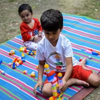 deux content garçons dans société parc, content asiatique frères qui sont souriant Heureusement ensemble. frères jouer en plein air dans été, meilleur amis. bambin bébé garçon en jouant avec le sien content frère dans le jardin photo