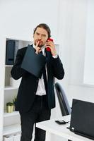 homme d'affaire en portant une téléphone Téléphone Bureau les technologies photo