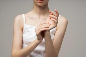mécontent femme rhumatisme bras douleur santé problèmes isolé Contexte photo