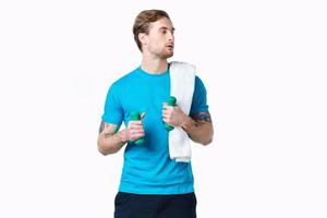 homme dans bleu T-shirt faire des exercices aptitude exercice mode de vie studio photo