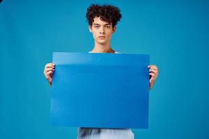 homme avec frisé cheveux copie espace bleu maquette affiche photo