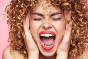 femme des cris et couvert sa oreilles avec sa mains rouge lèvres Contexte photo