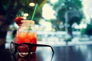 non alcoolique cocktail des lunettes sur une table dans une café loisir mode de vie photo