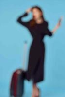 affaires femme dans noir manteau vacances passeport et avion des billets photo