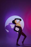 portrait de une charmant Dame posant sur étape projecteur silhouette disco Couleur Contexte inchangé photo